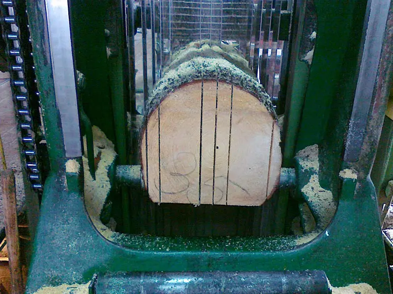 De-barking and sawn timber production