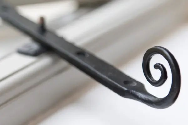 Monkey tail window handle